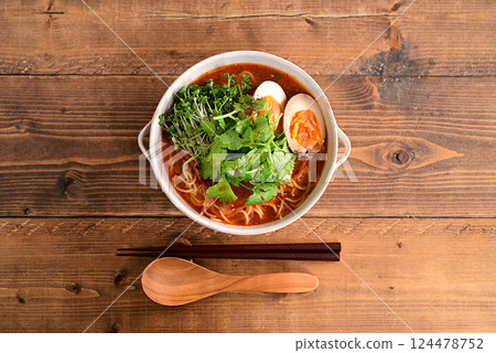 Spicy coriander ramen 124478752