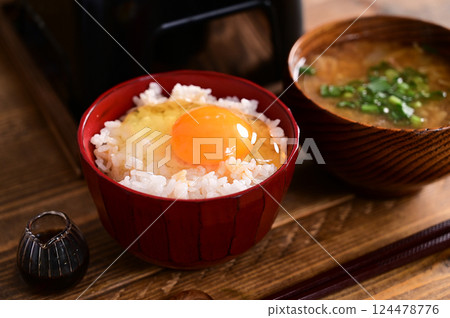 生雞蛋飯和納豆湯 生雞蛋飯和納豆湯 124478776