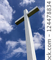 藍天上高聳的十字架 藍天上高聳的十字架 124478834
