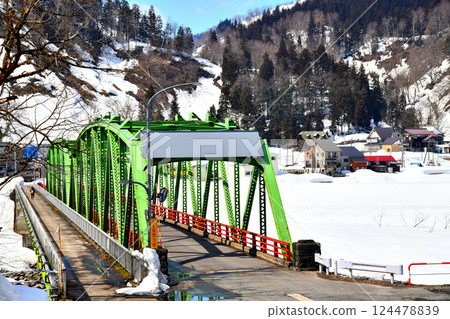 Shinanogawa Bridge / View of the area around Tsunan Station on the JR Iiyama Line from near the Shinano River (Tsunan Town, Niigata Prefecture) [March 2025] 124478839