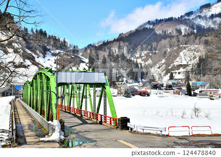 Shinanogawa Bridge / View of the area around Tsunan Station on the JR Iiyama Line from near the Shinano River (Tsunan Town, Niigata Prefecture) [March 2025] 124478840