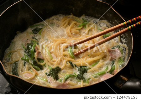Spinach and bacon cream pasta 124479153