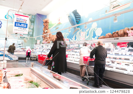 三月：假日在當地超市購物 124479828