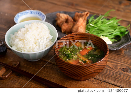 湯和菜,炸雞 湯和菜,炸雞 124480077