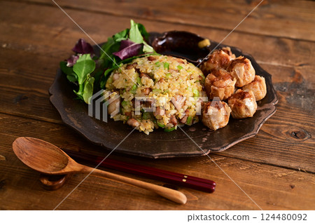 炸豬肉飯和炸燒賣 炸豬肉飯和炸燒賣 124480092
