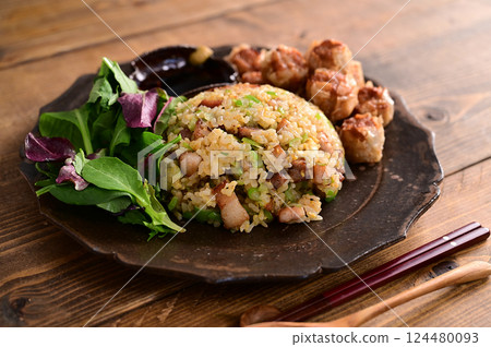 炸豬肉飯和炸燒賣 炸豬肉飯和炸燒賣 124480093