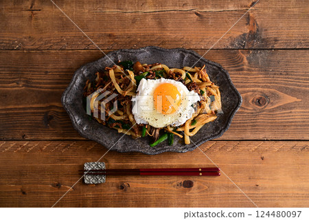 擔擔肉末炒烏龍麵 124480097