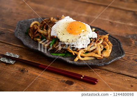 Tantan minced meat stir-fried udon 124480098