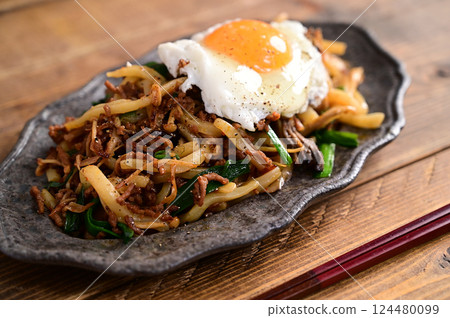 擔擔肉末炒烏龍麵 124480099