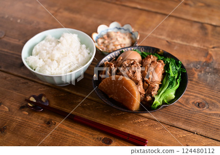 Refreshing chicken wings and rice Refreshing chicken wings and rice 124480112