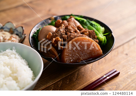 Refreshing chicken wings and rice 124480114