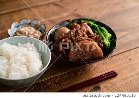 Refreshing chicken wings and rice 124480116