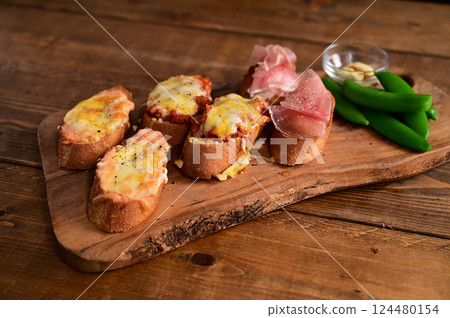 由三種法國麵包組成的小吃 124480154