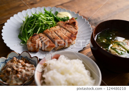湯品與菜餚：鹽曲路醃豬裡肌 124480210
