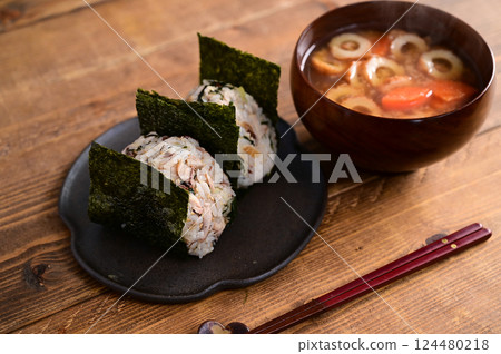 烤鯖魚什錦飯糰和味噌湯 烤鯖魚什錦飯糰和味噌湯 124480218