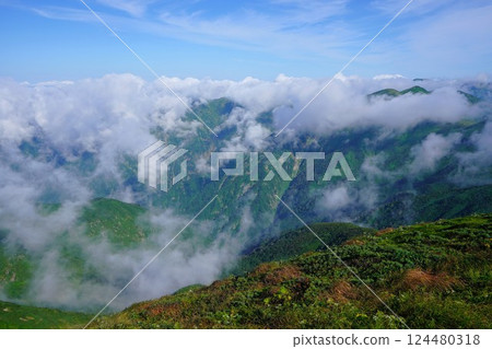 雲霧籠罩的朝日山脈 雲霧籠罩的朝日山脈 124480318