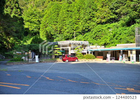 Building and parking lot at the entrance to Kurodani, Akiyoshidai, Chugoku region, Miya City, Yamaguchi Prefecture 124480523