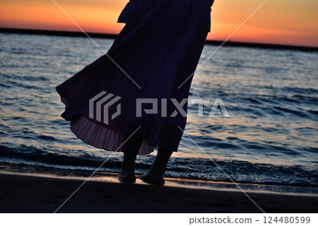 The light at your feet and between the waves at dusk 124480599