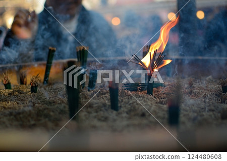 在香火和煙霧中祈禱的時刻 124480608