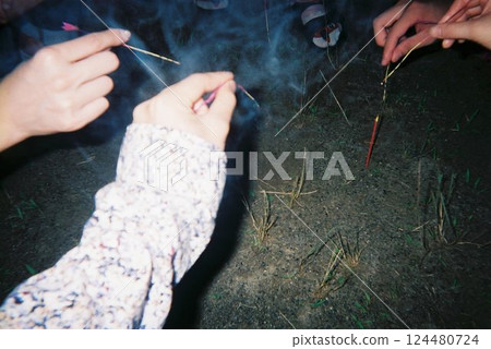 在夏夜欣賞手持煙火 124480724