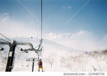 藍天之下,搭乘纜車前往雪山! 藍天之下,搭乘纜車前往雪山! 124480730