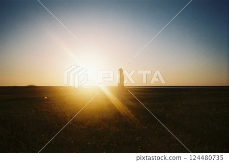 夕陽下靜靜站立的身影 124480735