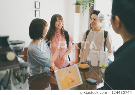 coffee shop, cafe, cafeteria 124480744