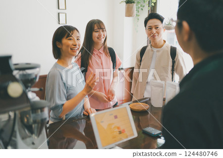 coffee shop, cafe, cafeteria 124480746