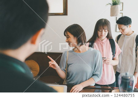 coffee shop, cafe, cafeteria 124480755