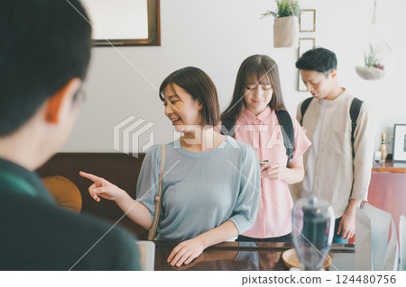 coffee shop, cafe, cafeteria 124480756