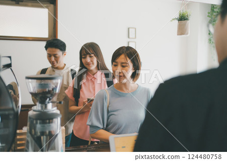 coffee shop, cafe, cafeteria 124480758