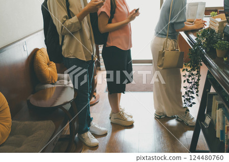 coffee shop, cafe, cafeteria 124480760