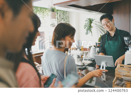 coffee shop, cafe, cafeteria 124480763