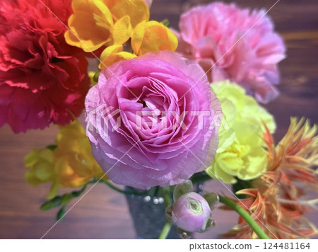Spring flowers in a vase Spring flowers in a vase 124481164