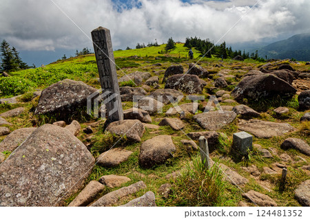 Scenery of the summit of Mount Futago in late summer in the northern Yatsugatake mountains 124481352