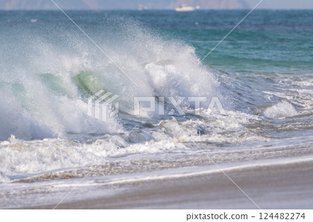 洶湧的波浪 124482274
