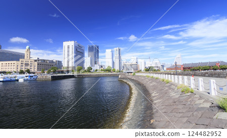 Minato Mirai seen from Zo-no-hana Park 124482952