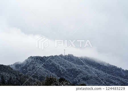 Snowy mountaintop radio tower Snowy mountaintop radio tower 124483229