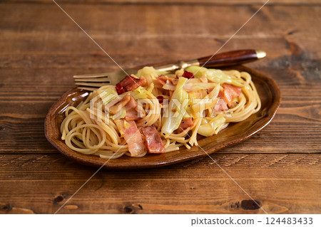 春捲心菜和鳳尾魚義大利麵 春捲心菜和鳳尾魚義大利麵 124483433