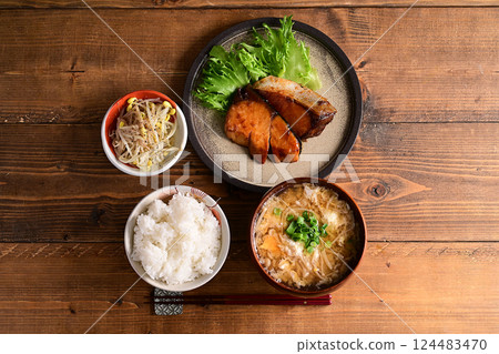 湯和兩道菜：烤黃尾魚和豆芽菜 124483470