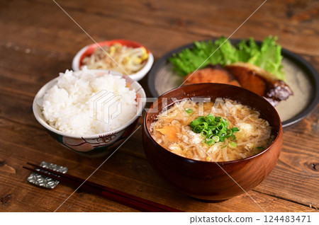 湯和兩道菜：烤黃尾魚和豆芽菜 124483471