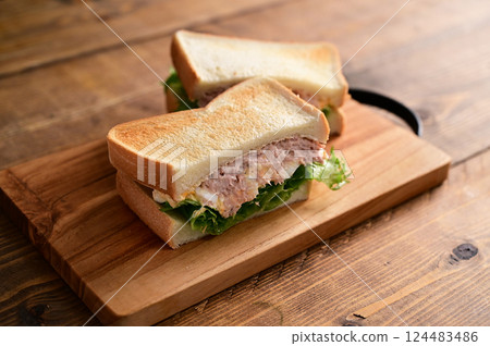 鮪魚蛋黃醬蛋三明治 124483486