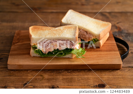 鮪魚蛋黃醬蛋三明治 鮪魚蛋黃醬蛋三明治 124483489