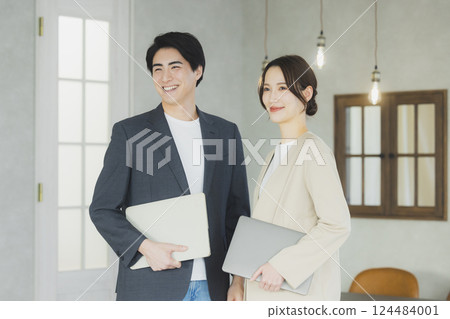 Men and women working in the office 124484001