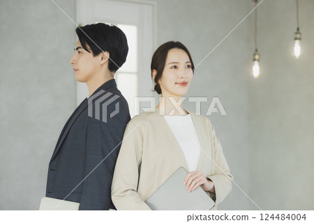 男人和女人在辦公室工作 124484004