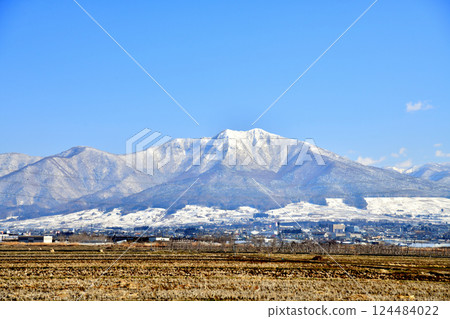 View of Takayasan Mountain/Nakano city area from Obuse Town (Nakano City, Nagano Prefecture) [March 2025] 124484022