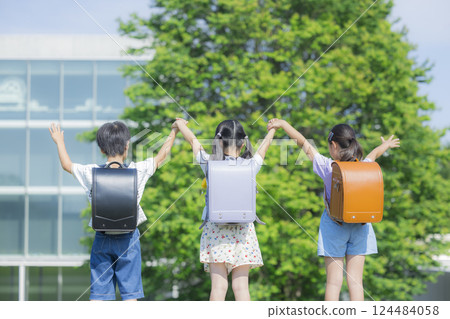 Elementary school student carrying a backpack walking outdoors 124484058