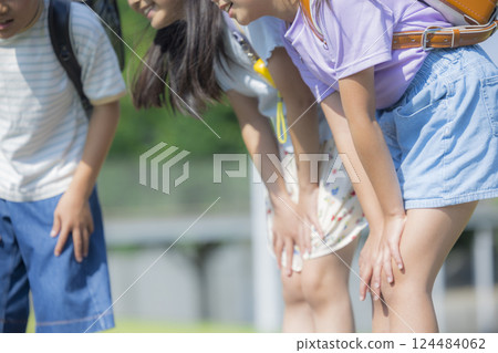 背著書包在戶外散步的小學生 背著書包在戶外散步的小學生 124484062