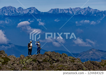 登山者登上八嶽山脈、槍山山脈和穗高山脈的蓼科山頂峰 登山者登上八嶽山脈、槍山山脈和穗高山脈的蓼科山頂峰 124484329