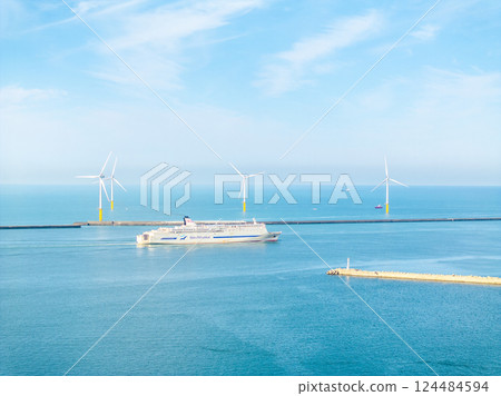 Akita offshore wind power generation and a ferry (Akita City, Katagami City, Akita Prefecture) 124484594